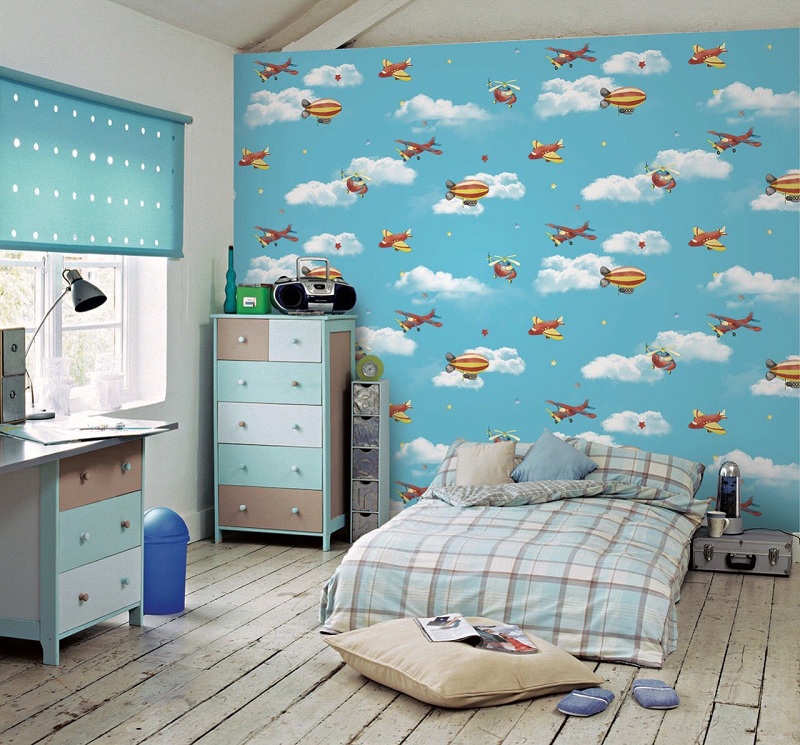 Mẫu giấy dán tường màu xanh kèm theo họa tiết trang trí máy bay dành cho các bé trai khi trang trí phòng ngủ